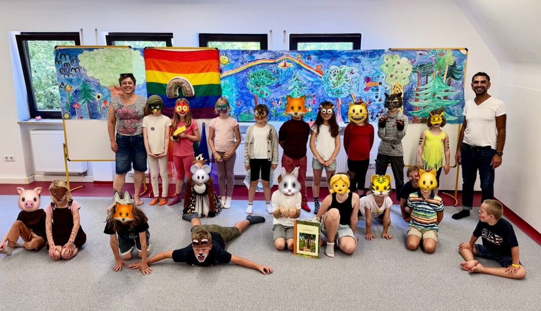„Der verschwundene Regenbogen“: Kindertheater im Ferienprogramm Kinder in selbstgebastelten Masken bei der Aufführung Der verschwundene Regenbogen