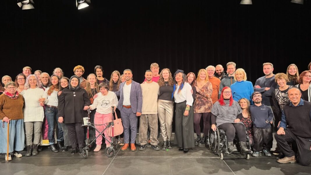 Ausverkauft: fünfte Auflage von „Wir sind da – sichtbar!“ Ensemble des Theaterlabors Nürnberg bei der fünften Auflage von Wir sind da – sichtbar!