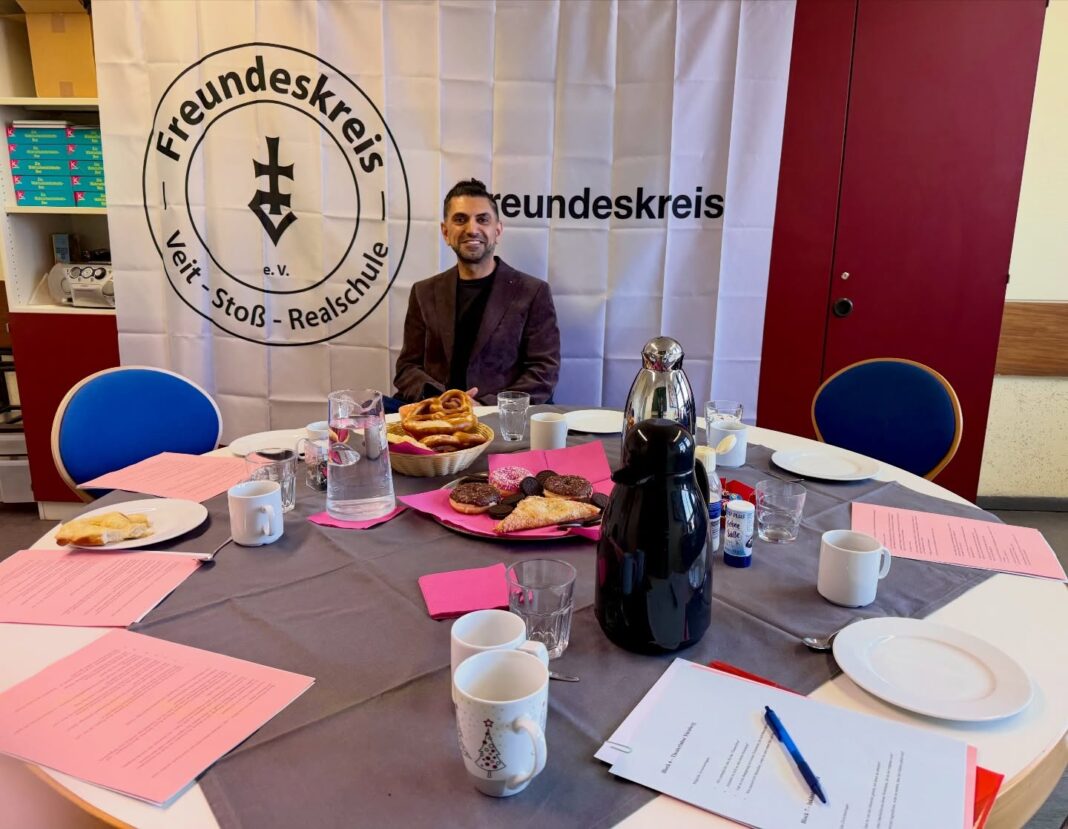 Podcast der Veit-Stoß-Realschule: über Lebensweg, Neustart und Berufserfolg Irfan Taufik bei der Podcast-Aufzeichnung an der Veit-Stoß-Realschule Nürnberg