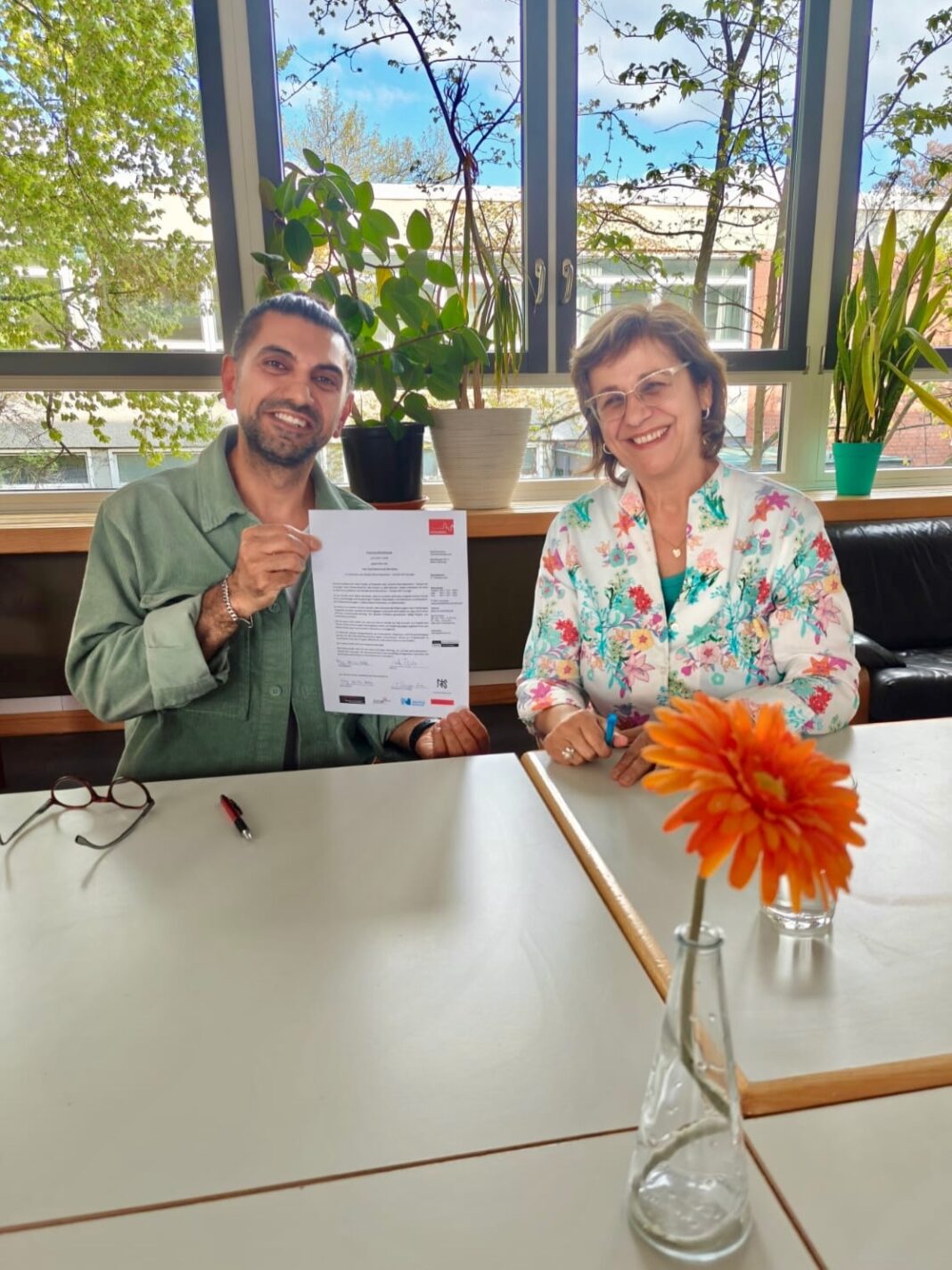 Irfan Taufik bei der Unterzeichnung der Patenschaft an der Veit-Stoß-Realschule Nürnberg