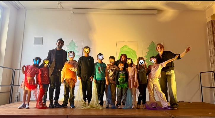 Deutschklasse der Bartholomäusschule bringt eigenes Theaterstück auf die Bühne Kinder der Deutschklasse der Bartholomäusschule Nürnberg bei ihrer Theateraufführung