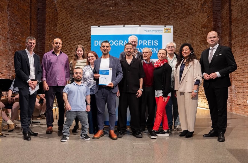 Demografiepreis Bayern 2025 für das Theaterlabor Nürnberg Irfan Taufik bei der Verleihung des Demografiepreises Bayern 2025