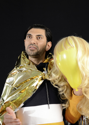 Der Luftballon mit der blonden Perücke