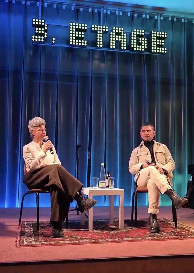 Nachtetage im Staatstheater Nürnberg Irfan Taufik im Gespräch auf der Bühne der Nachtetage im Staatstheater Nürnberg, im Hintergrund der Leuchtschriftzug 3. Etage