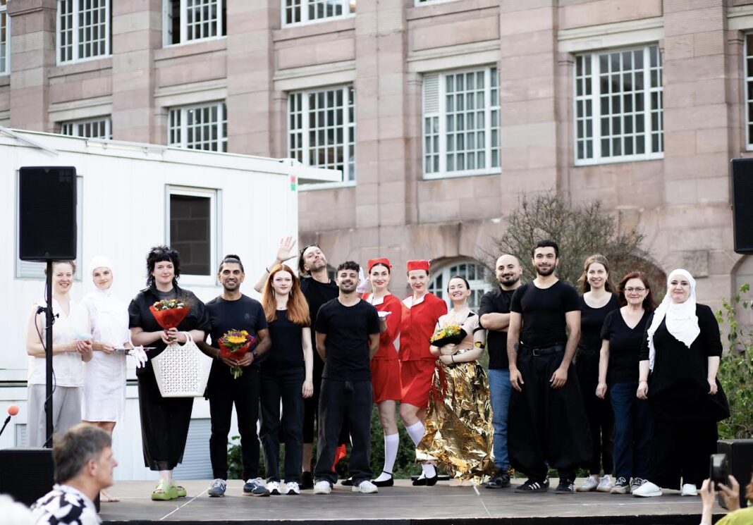 Yalla Yalla am Staatstheater: Open-Air-Präsentation nach fünf Tagen Residenz Das Ensemble des Theaterlabors Nürnberg beim Schlussapplaus auf der Open-Air-Bühne am Staatstheater Nürnberg