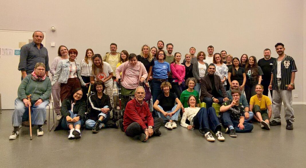 Das Ensemble des Theaterlabors Nürnberg zum Start der Spielzeit 2026/27, rund 40 Menschen aller Generationen in einem Probenraum